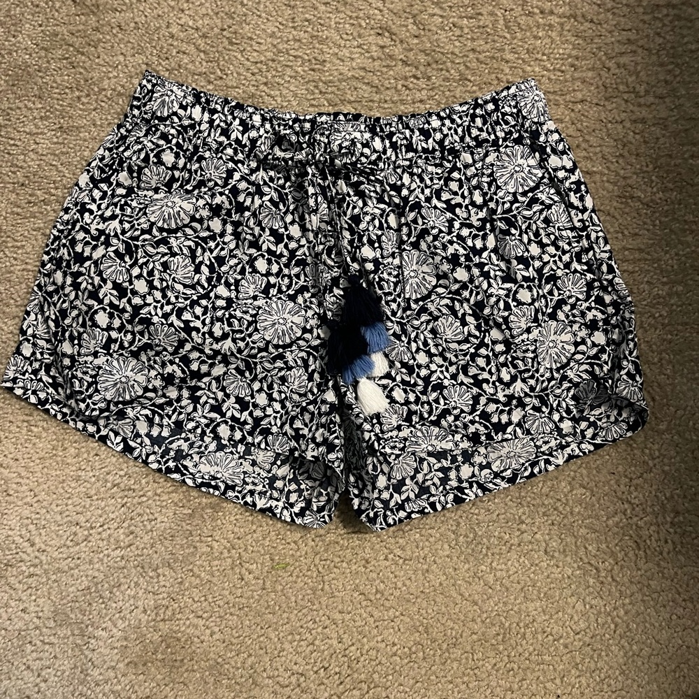 Women’s vineyard vines size S blue patterned shorts with pockets